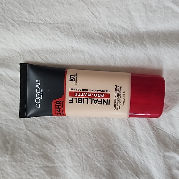 L'Oreal Infallible Pro-Matte Foundation Classic Ivory 101 - Picture 5 of 5